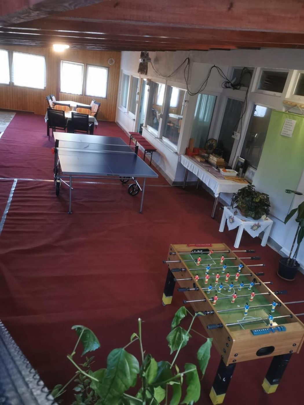 Sală de joacă cu masă de ping-pong și foosball