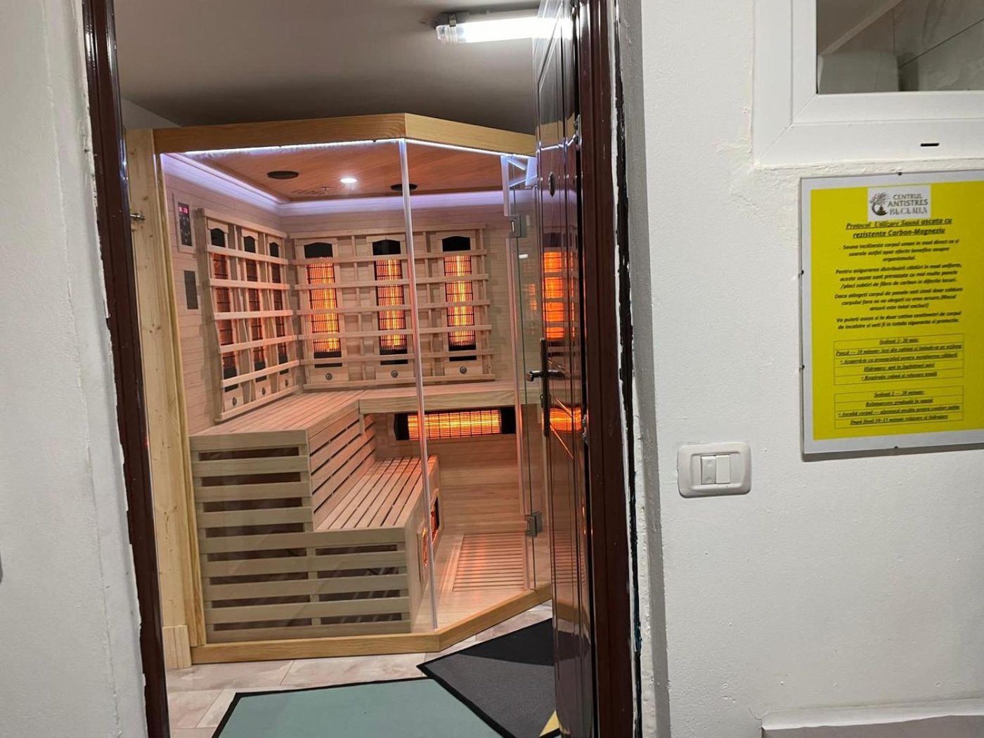 Saună cu infraroșu cu interior din lemn